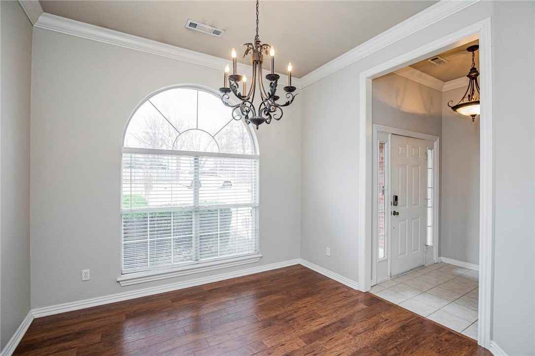 2803 Foxwood Dr - Photo 6 of 33