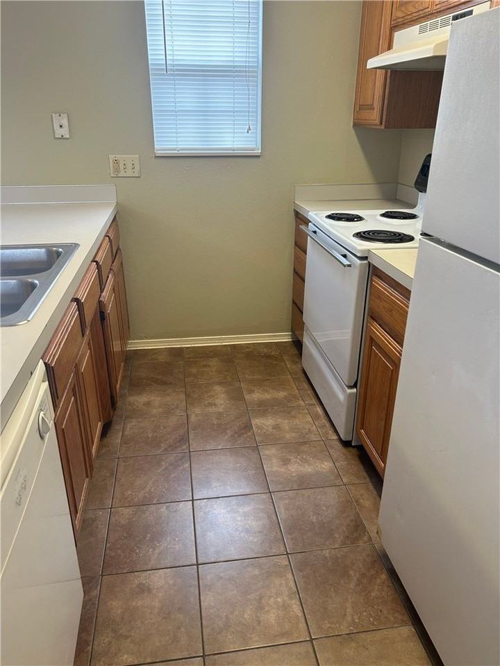 1009 Se J St #B - Photo 4 of 9