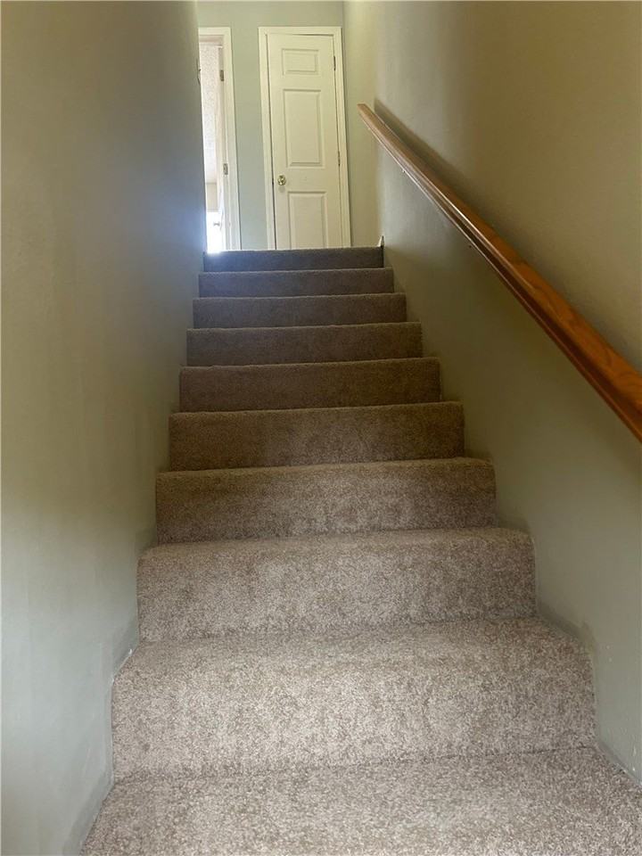 1009 Se J St #B - Photo 6 of 9