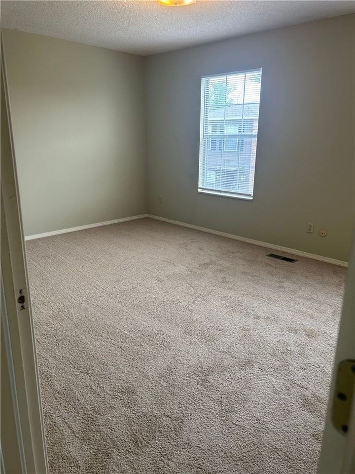 1009 Se J St #B - Photo 7 of 9