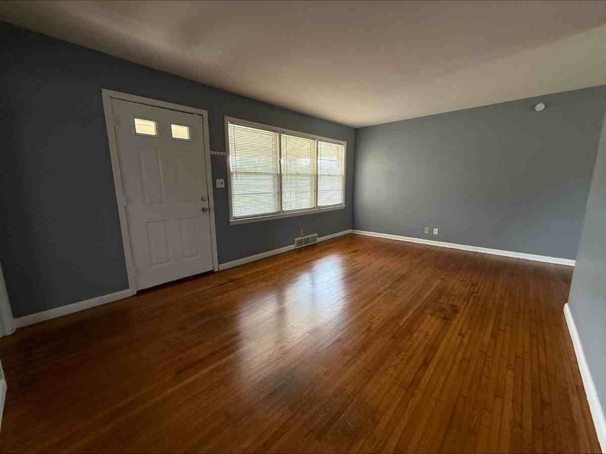 4511 E 45th St #1 - Photo 3 of 18