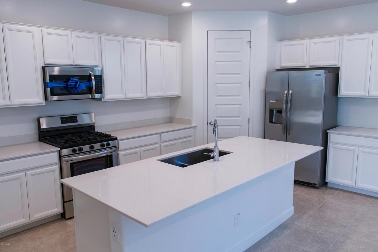 1106 E Weatherby Way - Photo 3 of 38