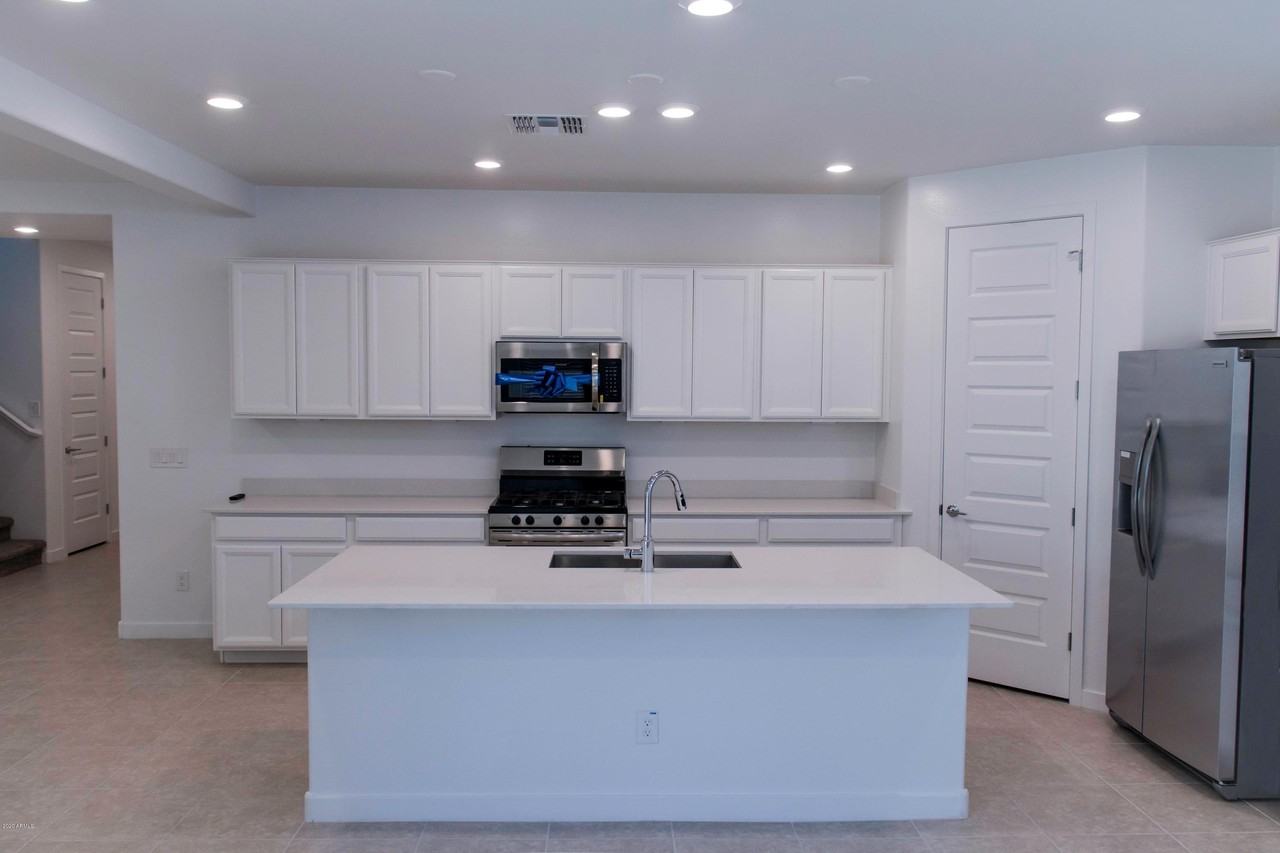 1106 E Weatherby Way - Photo 4 of 38