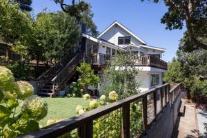 featured image of 2 Carolyn Ln