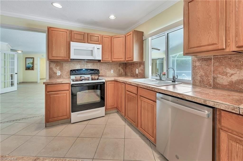 639 Pompano Dr - Photo 5 of 36