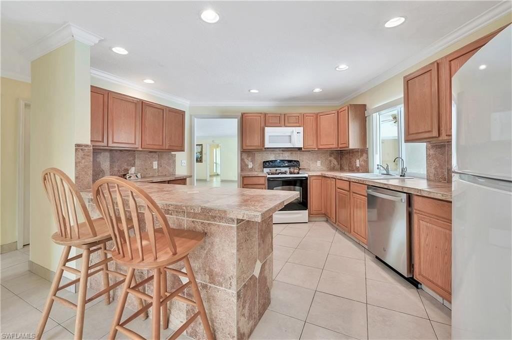 639 Pompano Dr - Photo 6 of 36
