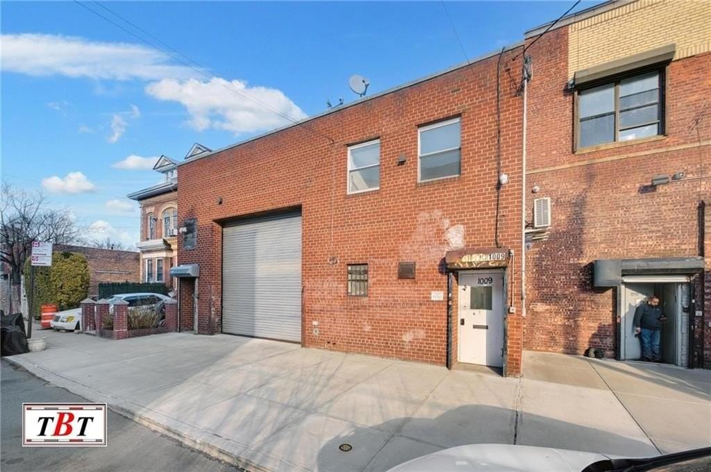 1009 E 35th St - Photo 5 of 14