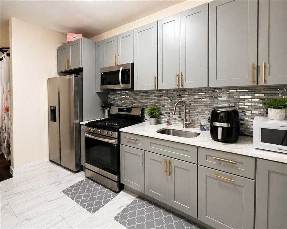 284 E 39th St #2 - Photo 2 of 7