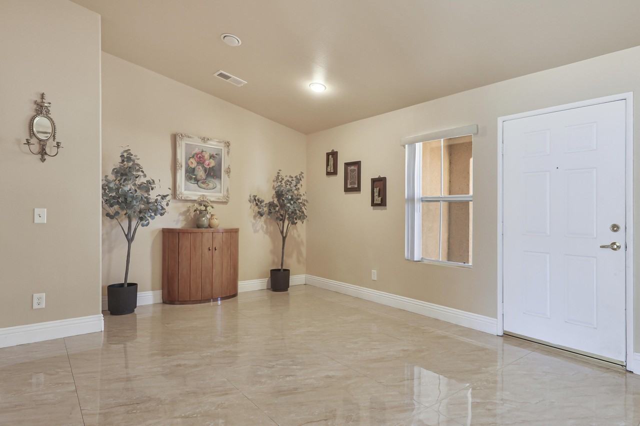 45930 Las Colinas - Photo 4 of 38
