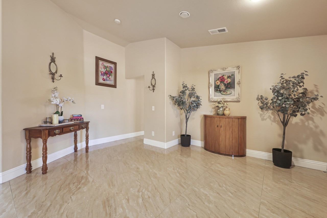 45930 Las Colinas - Photo 5 of 38