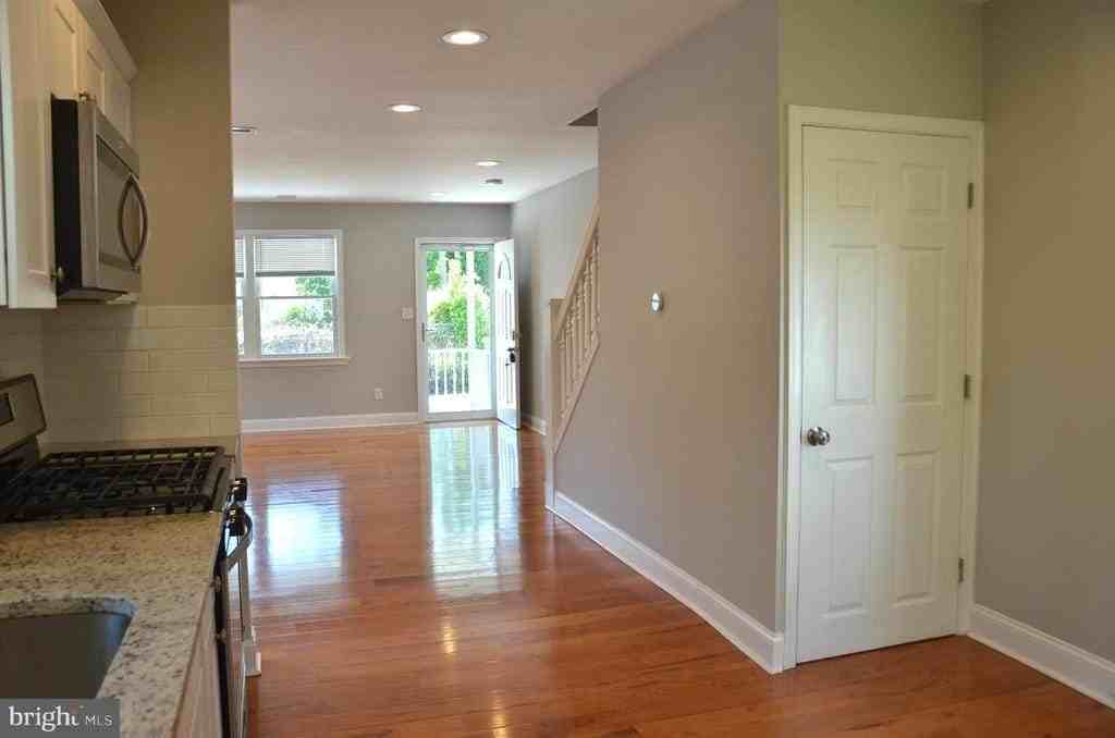 713 Miller St - Photo 4 of 16