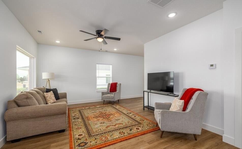 922 N Blake Ave - Photo 3 of 22