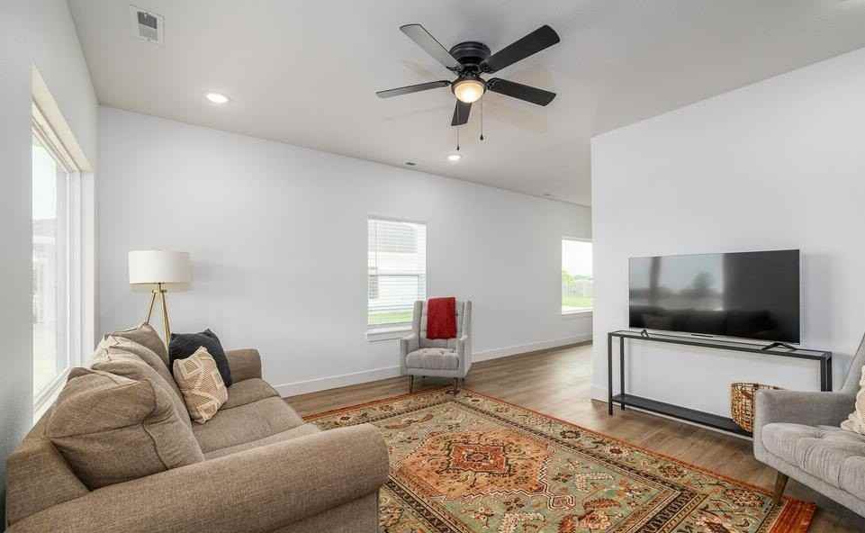 928 N Blake Ave - Photo 4 of 22