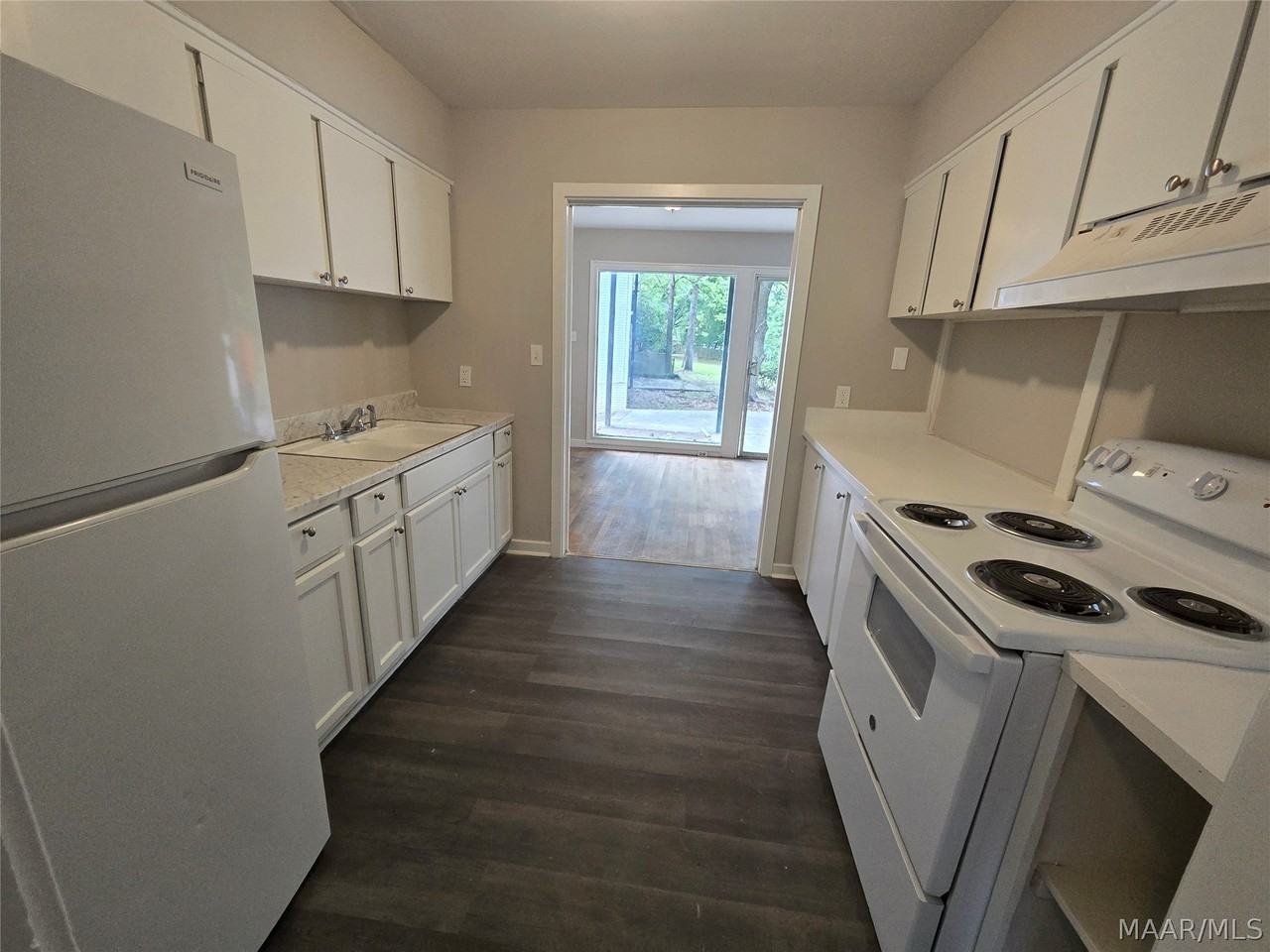 3737 Wesley Dr - Photo 4 of 15