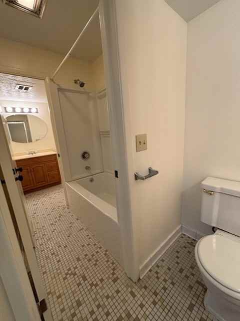 1325 Southwestern Dr #1325-01 - Photo 3 of 7