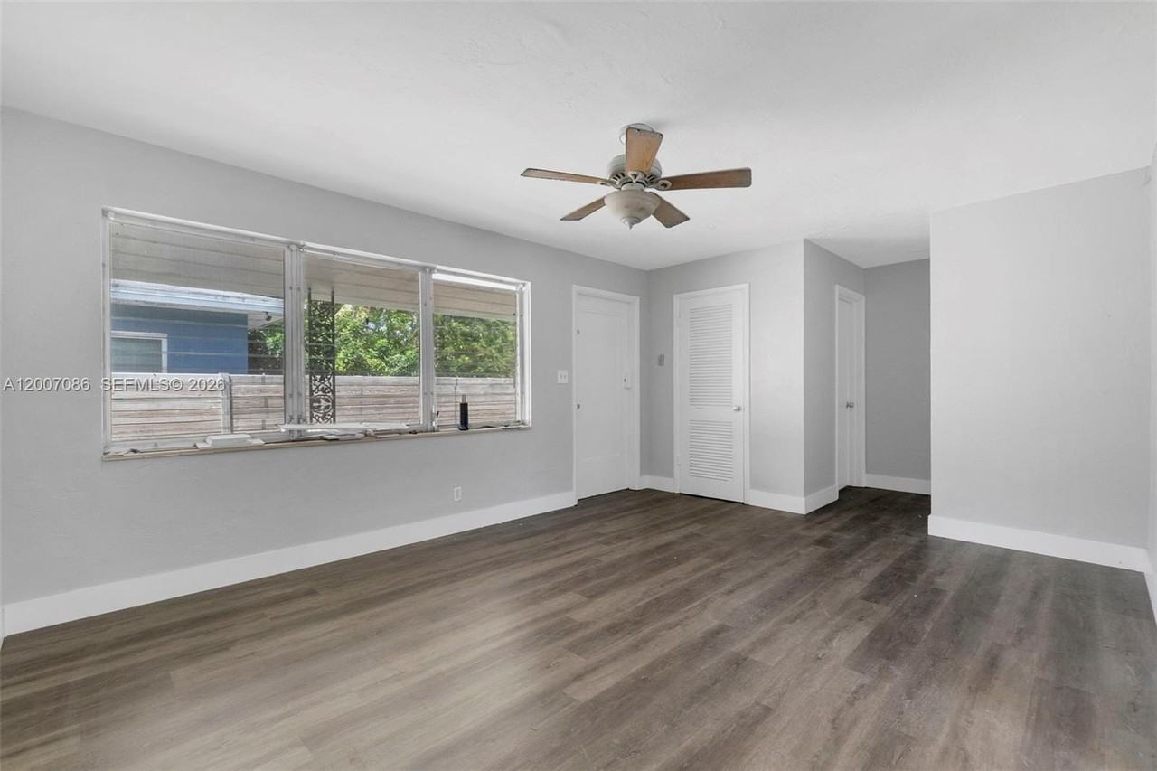 923 N 17th Ave #2 - Photo 4 of 15