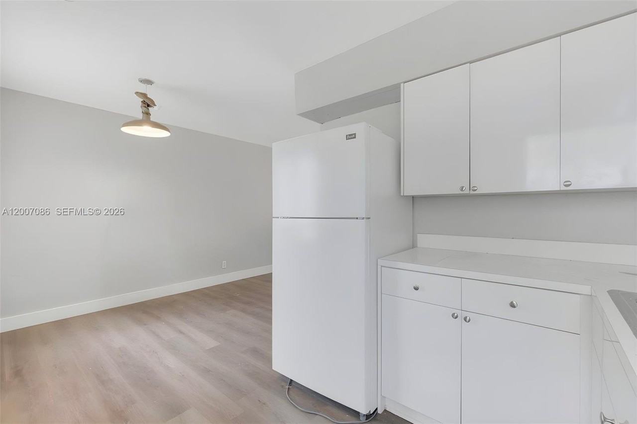 923 N 17th Ave #2 - Photo 6 of 15