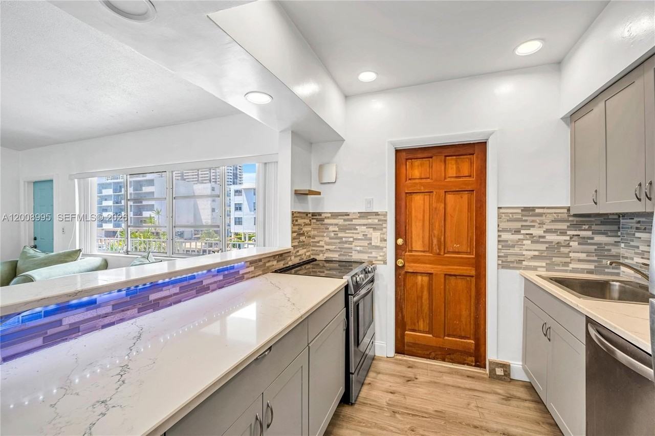3721 Ne 170th St #2 - Photo 4 of 22