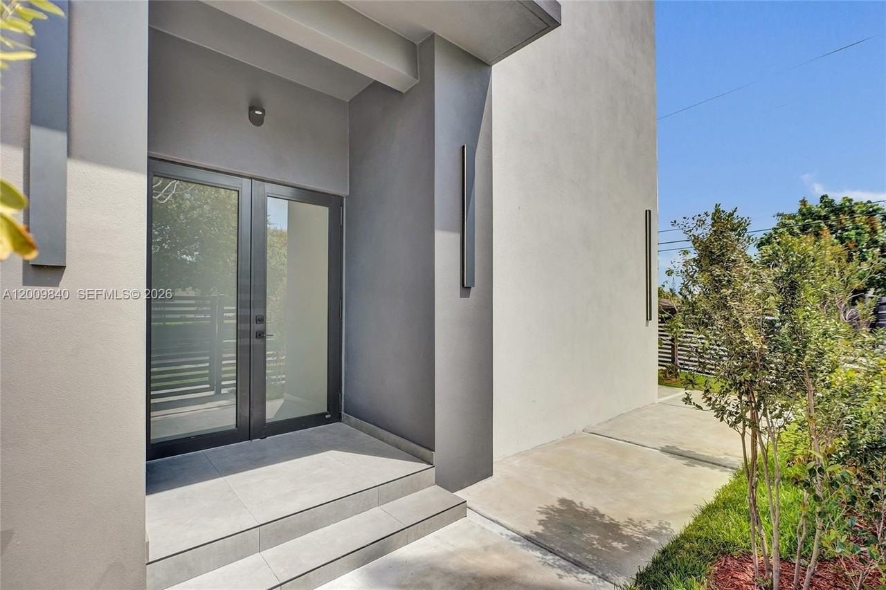 2411 Sw 16th Ter #A - Photo 3 of 29