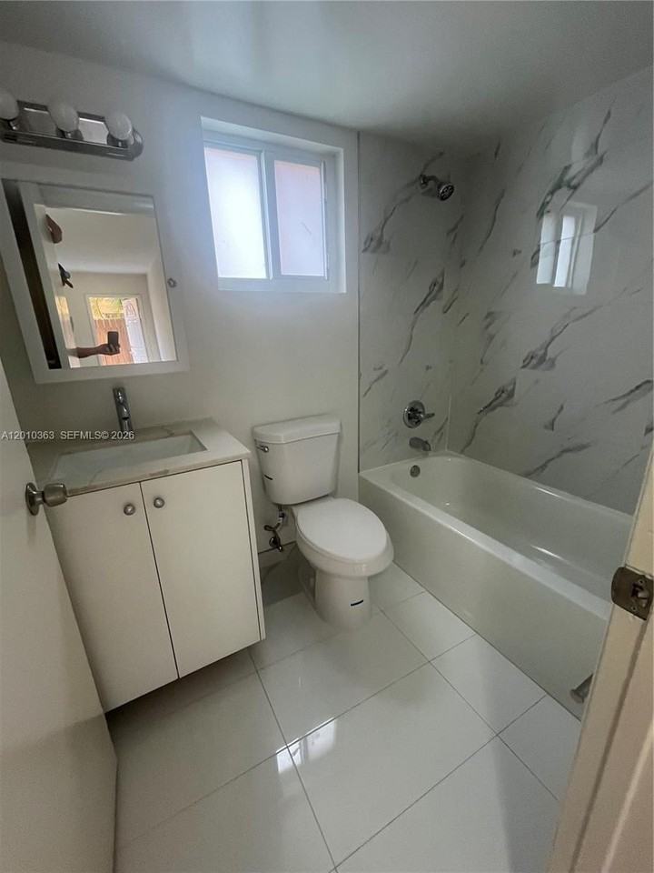 1419 Sw 22nd Ave #4 - Photo 6 of 11