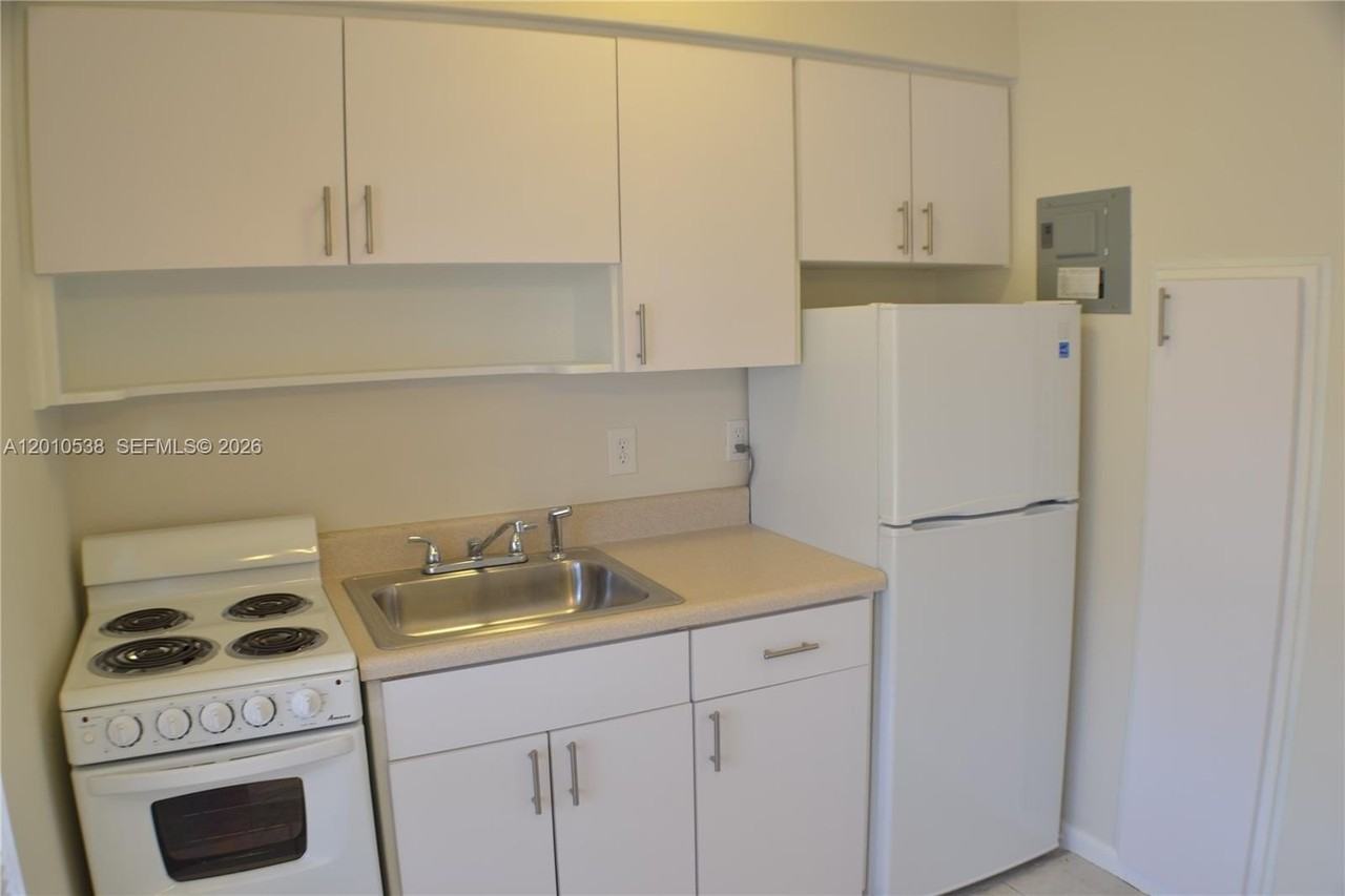 1028 Ne 16th Ter #2 - Photo 6 of 8