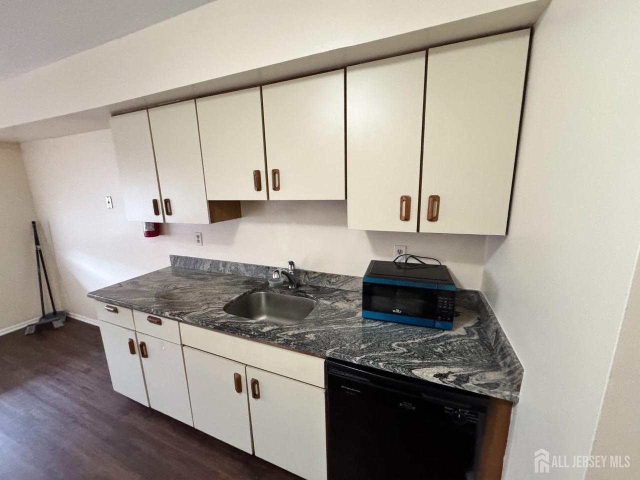 311 Edison Glen Ter - Photo 5 of 6