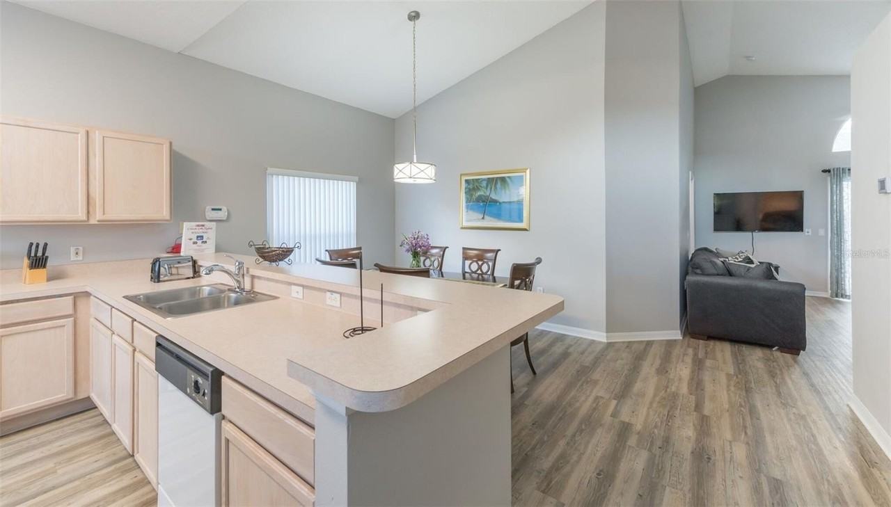 211 Aylesbury Ln - Photo 4 of 17