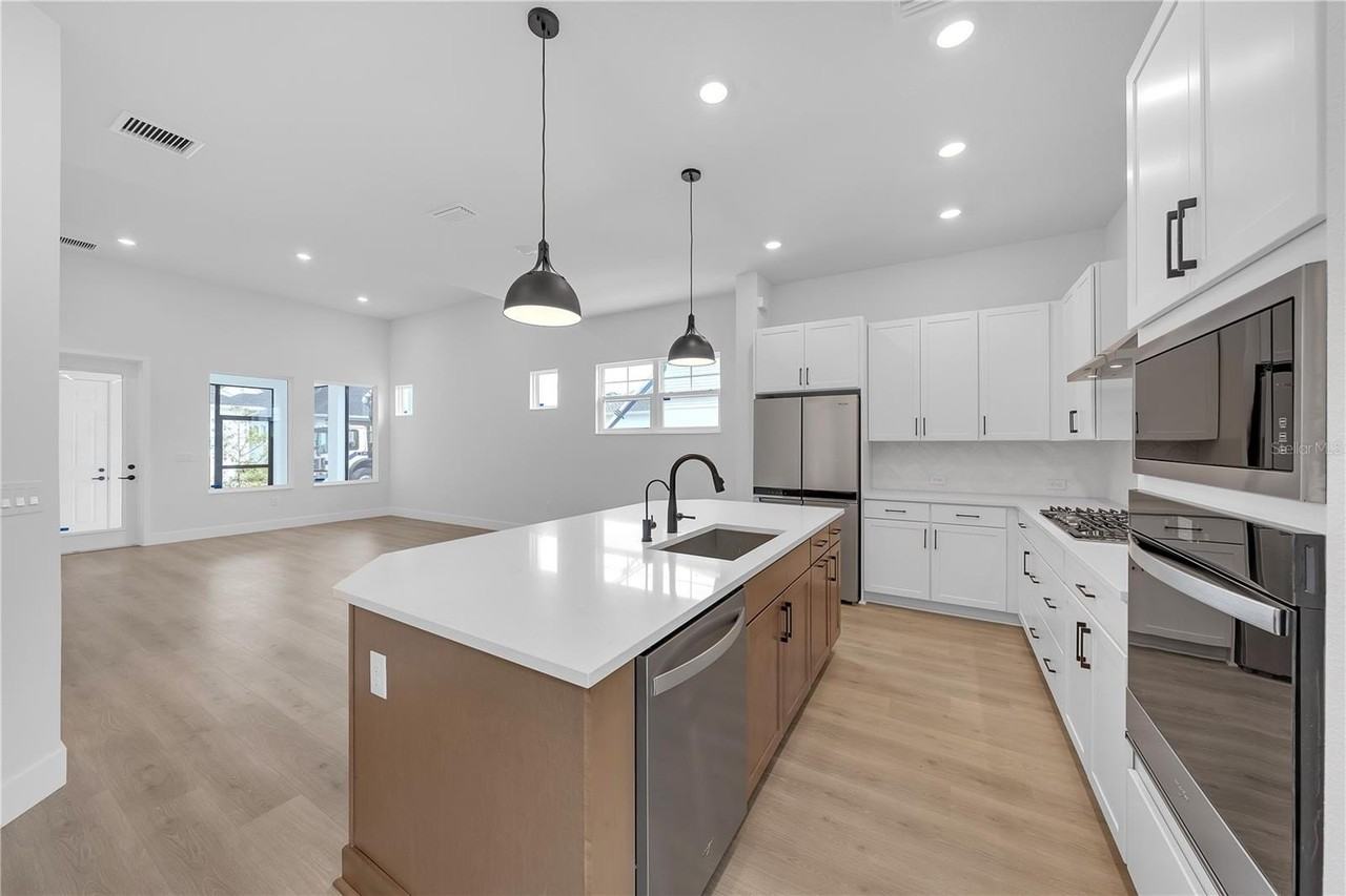 7267 Kodiak Ln - Photo 3 of 50