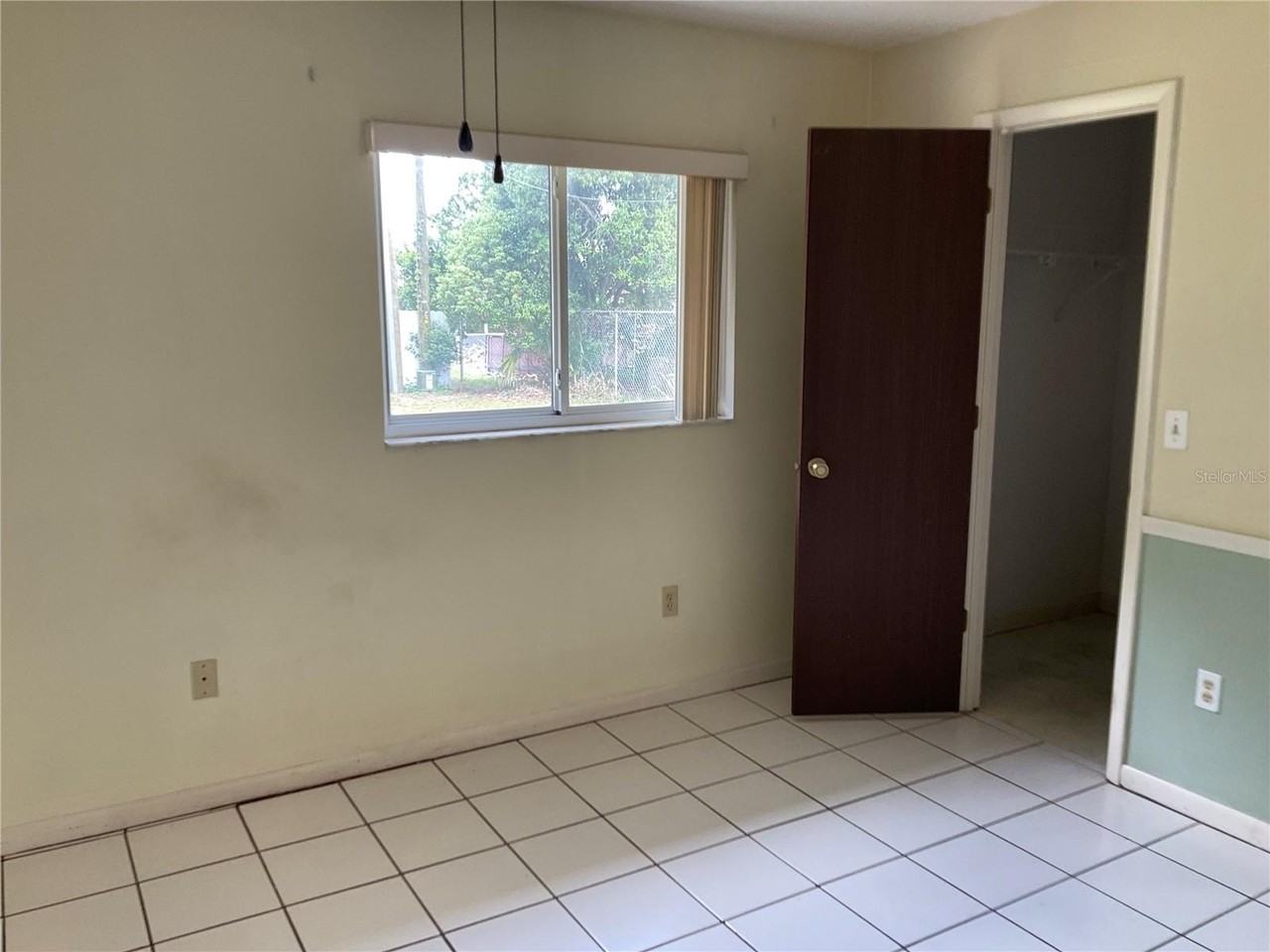 1073 W Embassy Dr - Photo 2 of 26