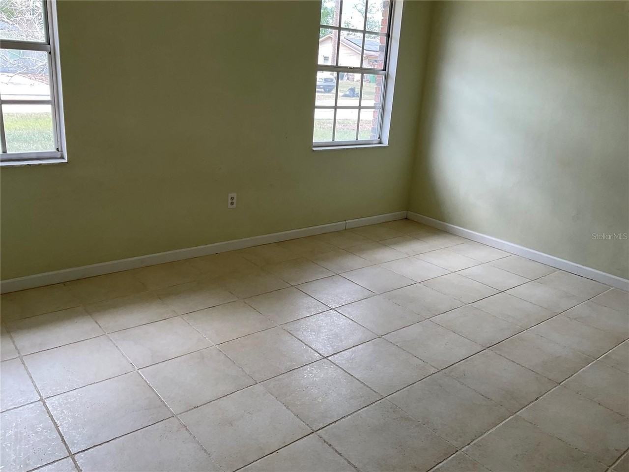 1073 W Embassy Dr - Photo 4 of 26