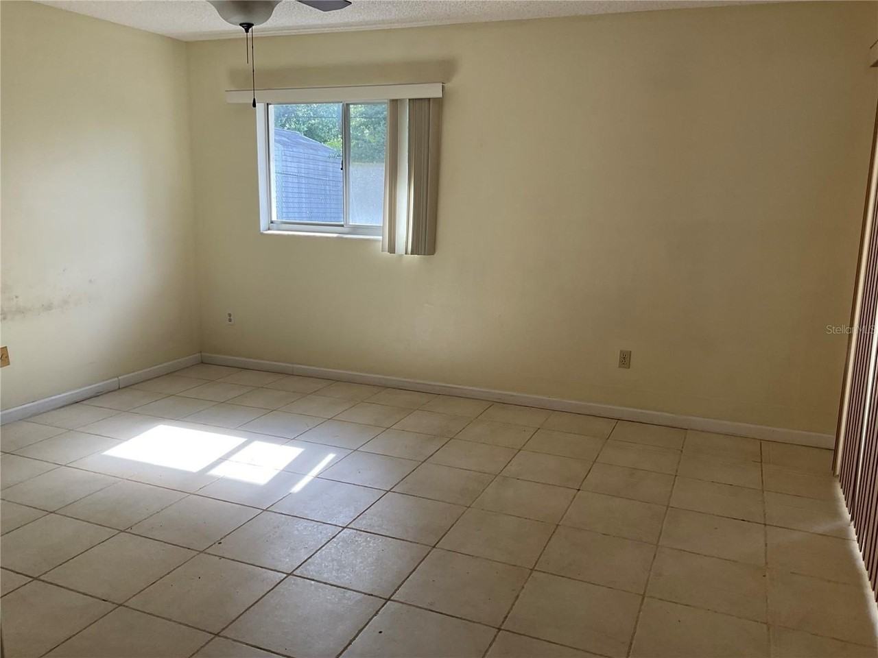 1073 W Embassy Dr - Photo 5 of 26