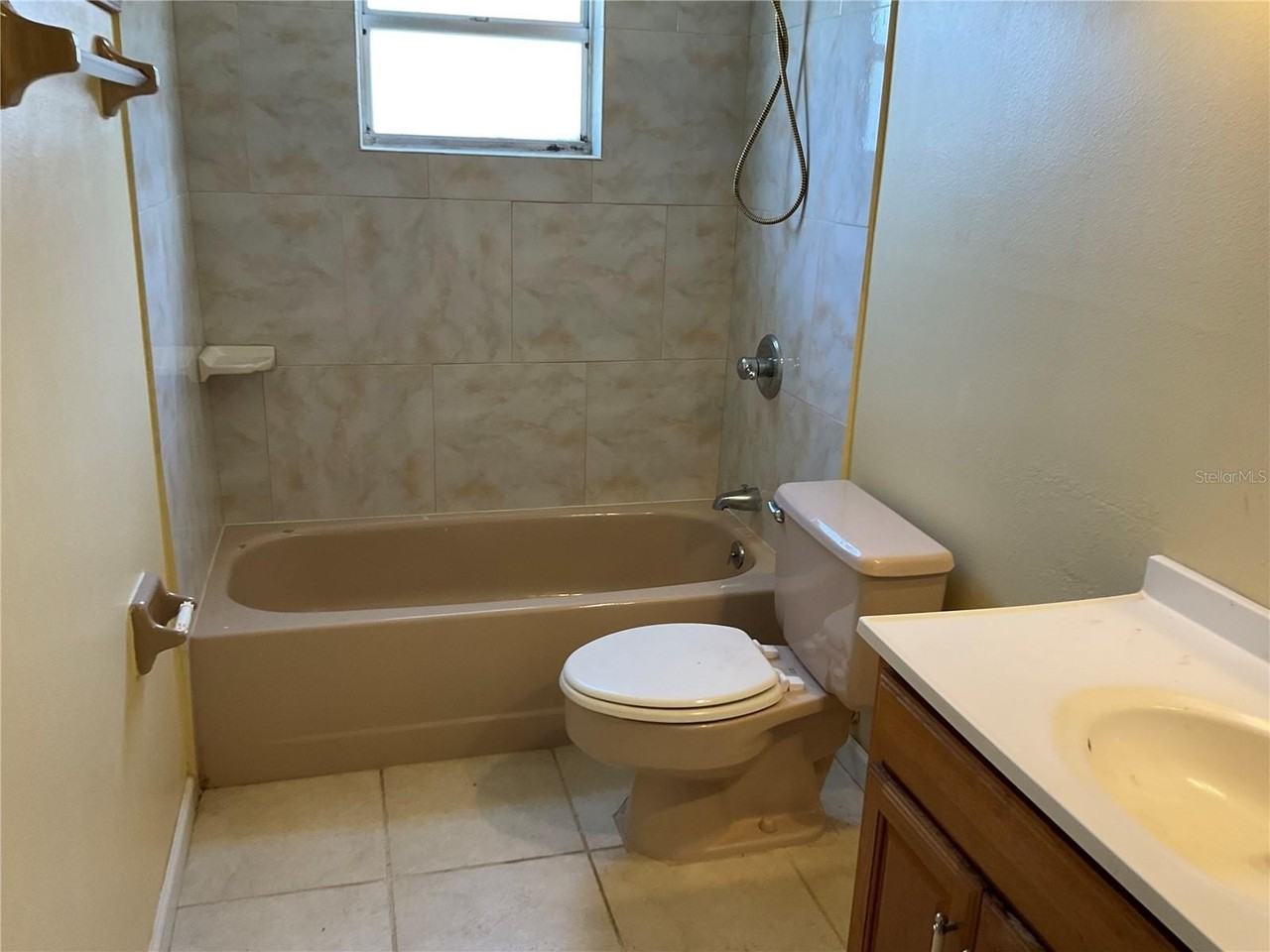 1073 W Embassy Dr - Photo 6 of 26