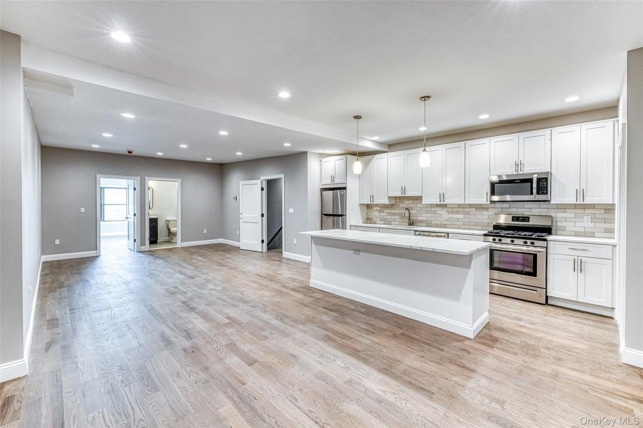 78 Roslyn Rd #201 - Photo 2 of 7