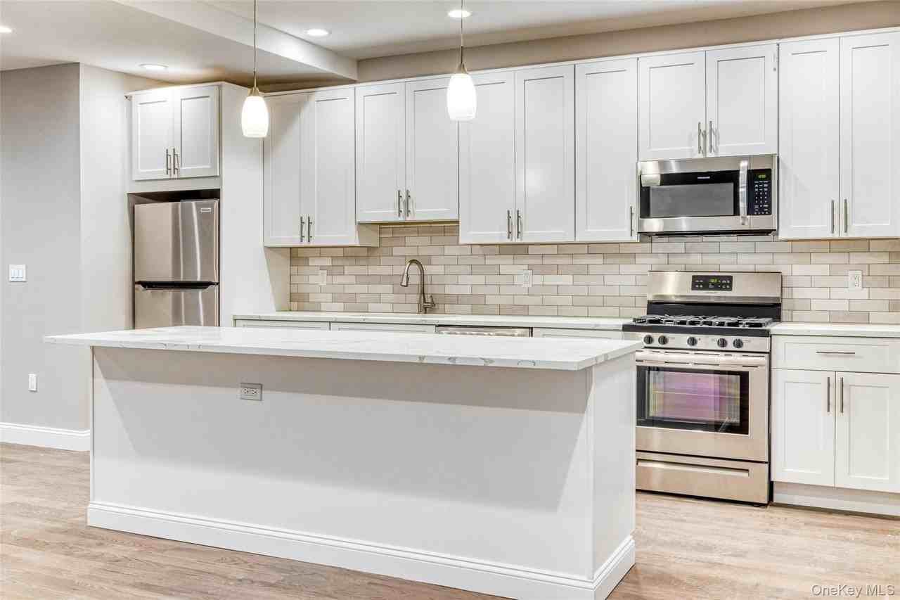 78 Roslyn Rd #201 - Photo 3 of 7