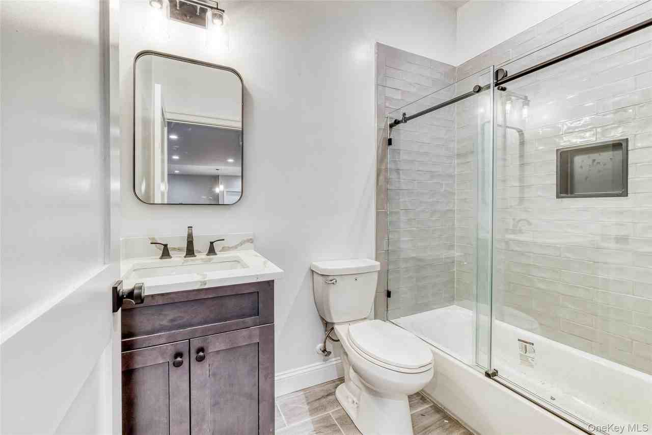 78 Roslyn Rd #201 - Photo 4 of 7