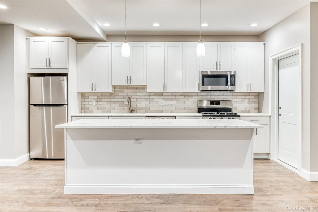 78 Roslyn Rd #201 - Photo 6 of 7