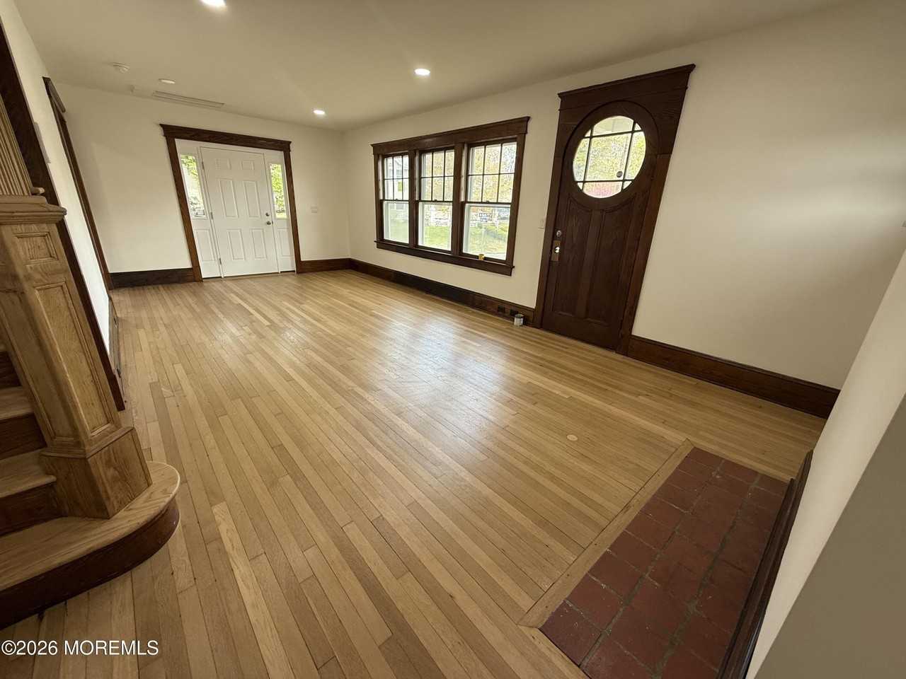 342 Wells Ave - Photo 2 of 9