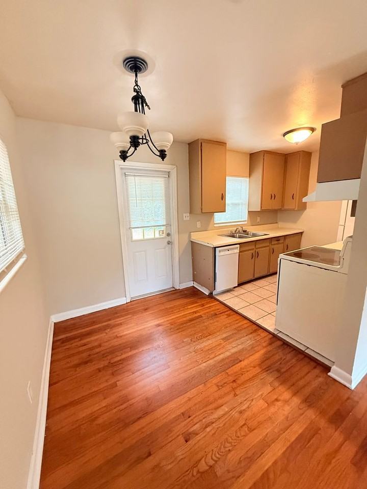 1606 Airport Dr - Photo 3 of 14