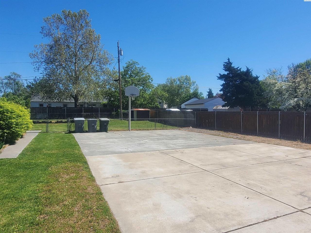 326 Douglass Ave - Photo 2 of 19