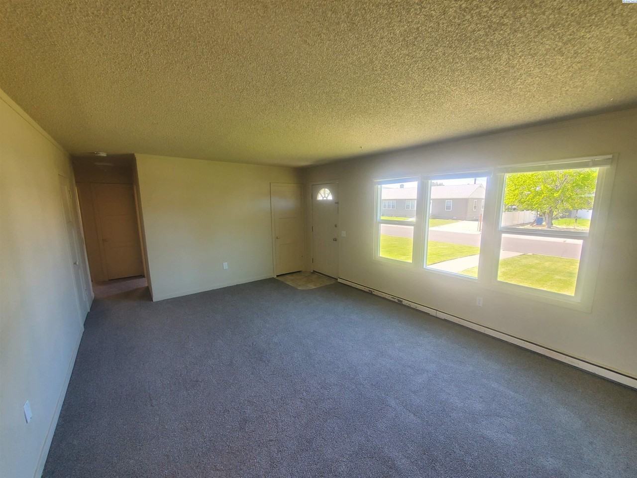 326 Douglass Ave - Photo 6 of 19