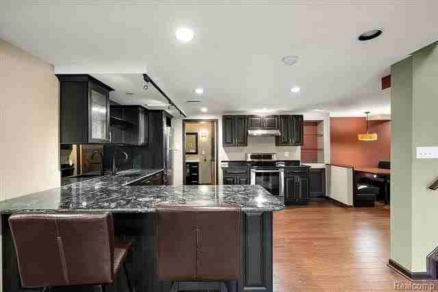 43054 Oxford Ct - Photo 3 of 31