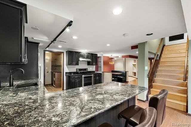 43054 Oxford Ct - Photo 4 of 31
