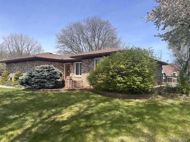 2219 Belmont Dr - Photo 3 of 32