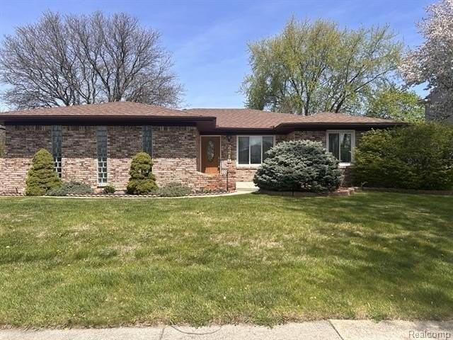2219 Belmont Dr - Photo 2 of 32