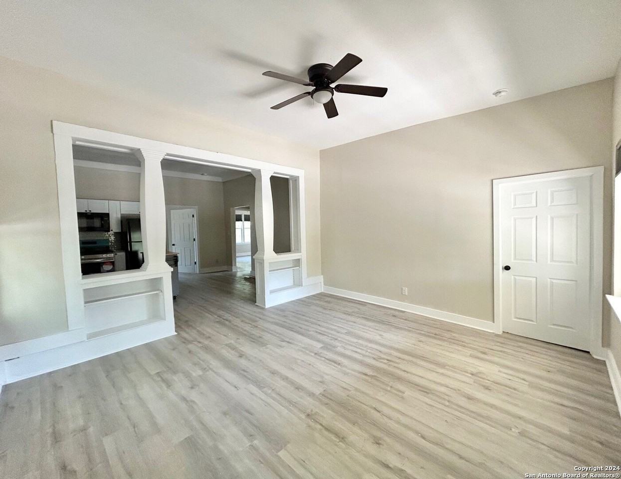 1135 W Ridgewood Ct - Photo 4 of 17
