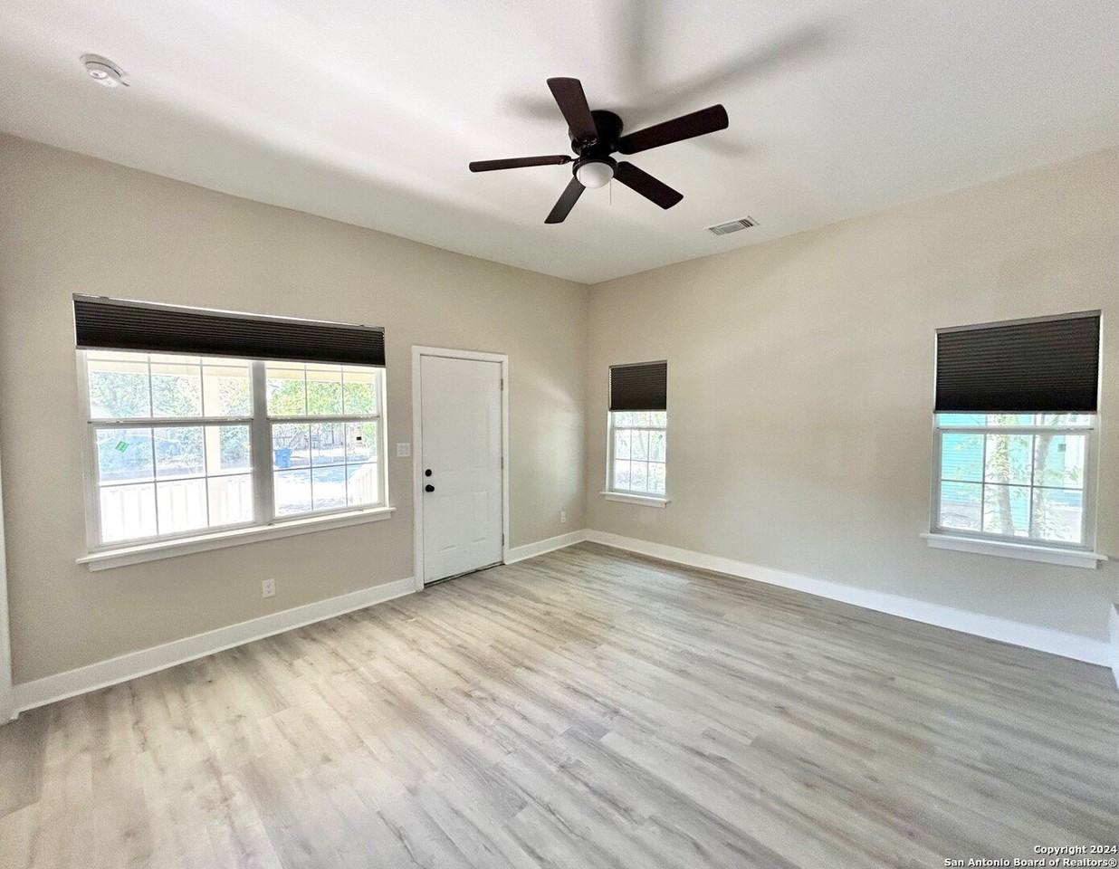 1135 W Ridgewood Ct - Photo 5 of 17