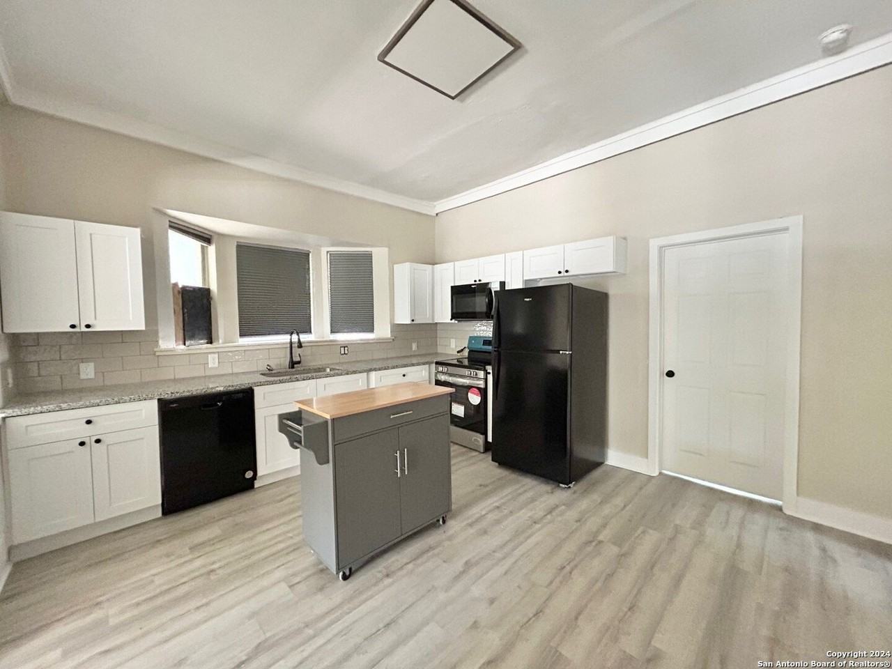 1135 W Ridgewood Ct - Photo 6 of 17