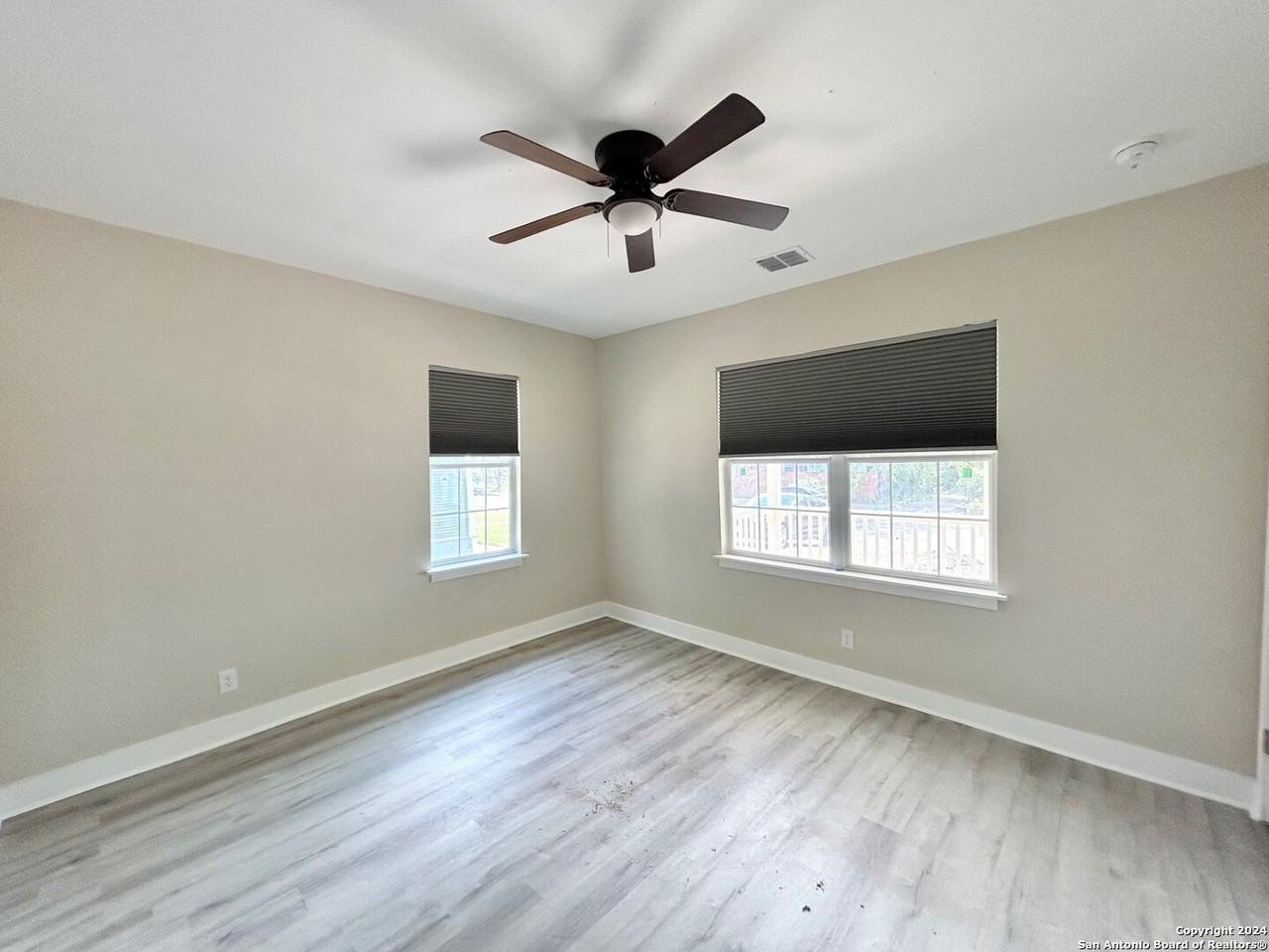 1135 W Ridgewood Ct - Photo 7 of 17