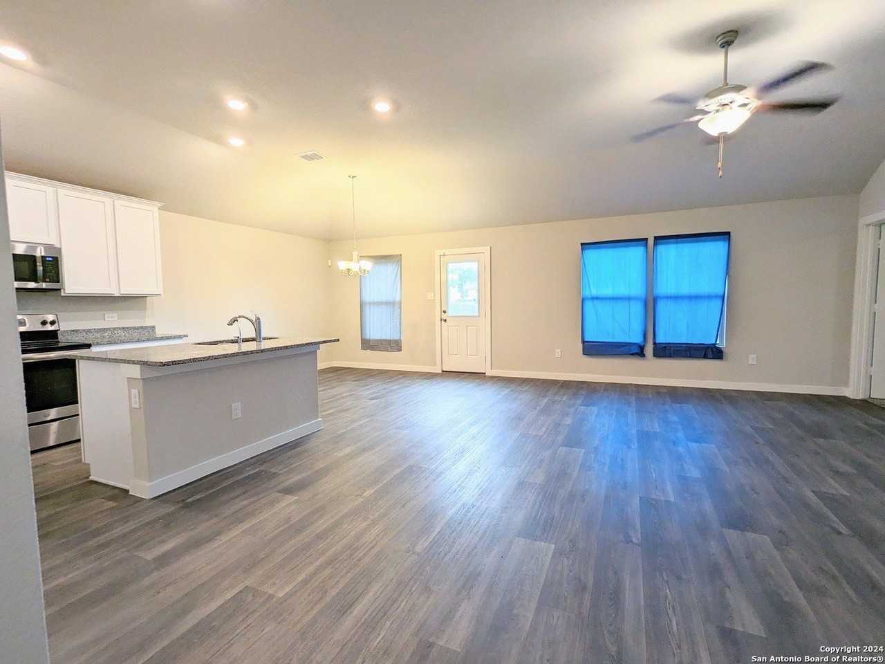 5543 Coral Vly - Photo 2 of 9