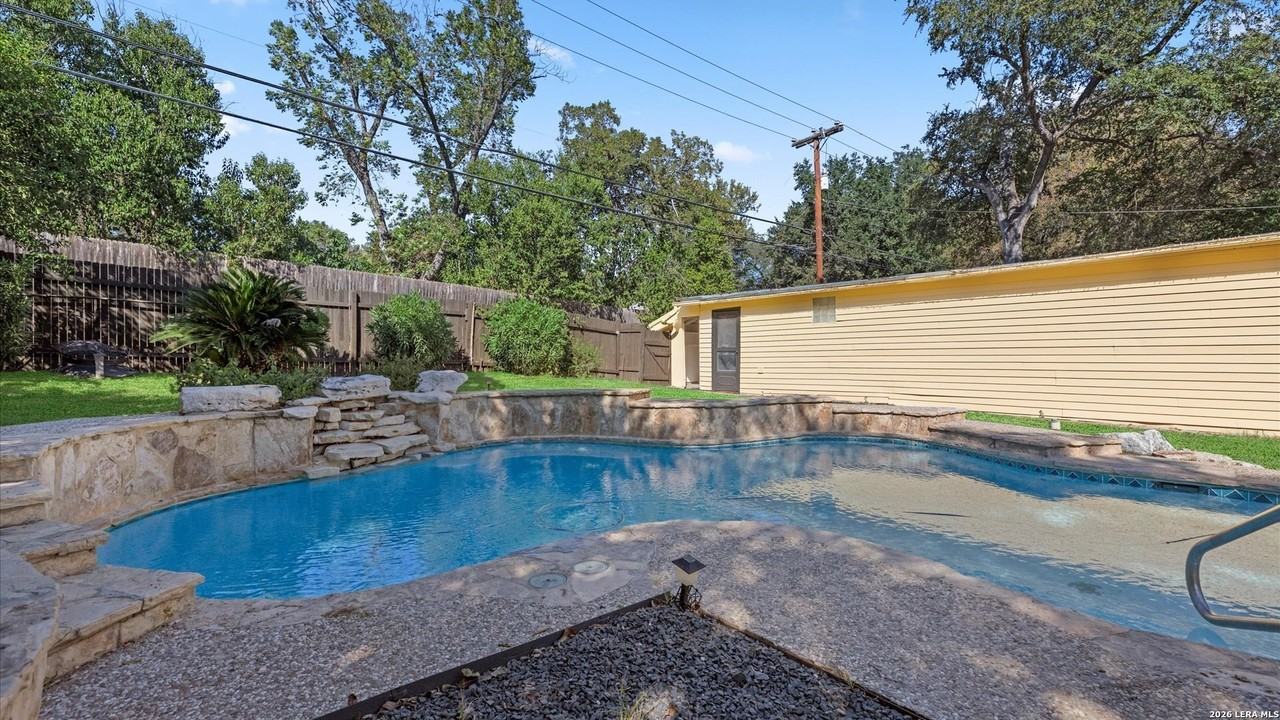 1049 Ivy Ln - Photo 3 of 46